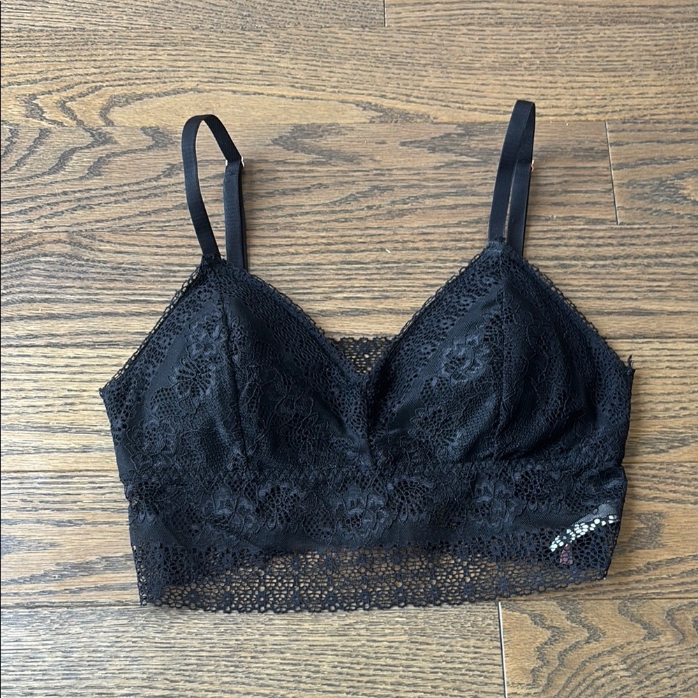 Black Lace Wireless Bra with Adjustable Straps. Smoke and pet free home!